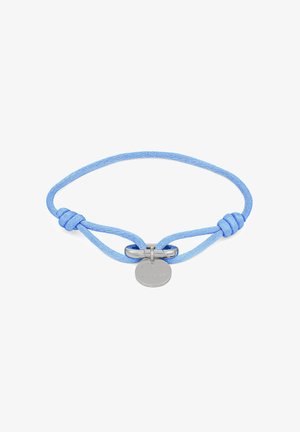 Blauwe gevlochten koordarmband met een sluiting van roestvrij staal en een ronde gegraveerde hanger. Het ontwerp heeft knopen aan weerszijden van de sluiting.