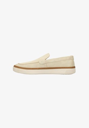 Beige instapper loafer met suède bovenwerk, gestikte details en een witte rubberen zool met lichtbruine rand.