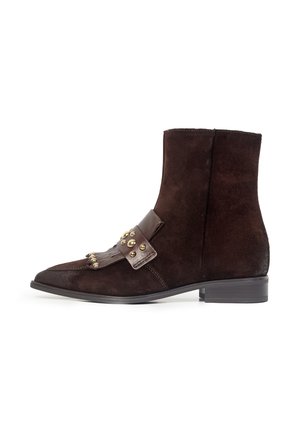 Dunkelbrauner Wildleder-Stiefelette mit niedrigem Absatz, dekorativem Lederband und goldenen Metallnieten an der Seite und oben.