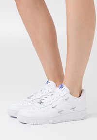 Nike Sportswear AIR FORCE 1 - Joggesko - white/hyper royal/black