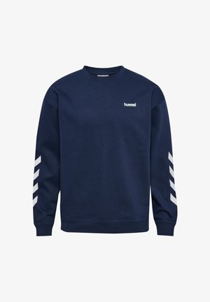 Marineblauer Pullover aus weichem Stoff mit Rundhalsausschnitt, gerippten Bündchen und weißen Chevron-Streifen an den Ärmeln. Logo auf der Brust gestickt.