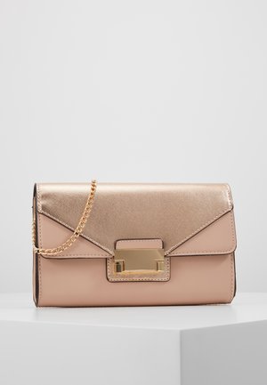Rechthoekige beige en metallic roségouden clutch met envelopvormige flap, gouden kettingband en rechthoekige gouden sluiting op een witte ondergrond.