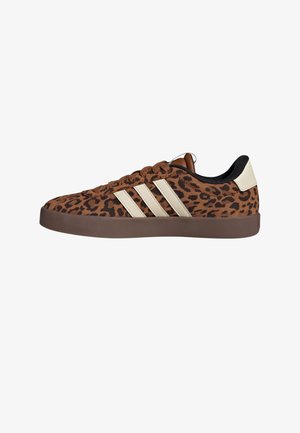 Baskets marron imprimé léopard avec des bandes blanches, semelle marron, doublure intérieure noire et languette de talon blanche, vue de côté.