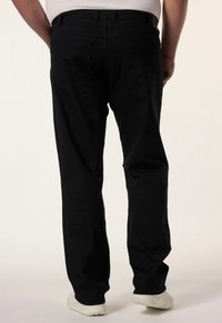 Pantalones de mezclilla negros de corte recto, con una cinturilla estándar y cinco bolsillos. La tela tiene una textura suave y detalles de costura mínimos.