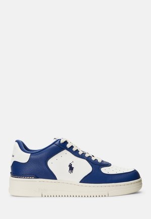 Low-top sneaker met witte en blauwe leren panelen, geperforeerde neus, witte veters en Polo-spelerlogo aan de zijkant.