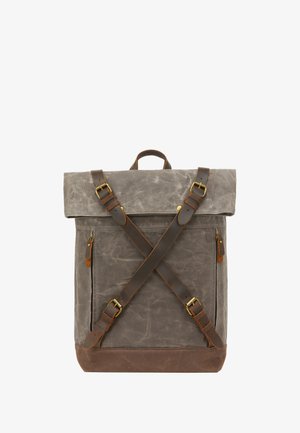 Sac à dos en toile cirée grise avec des bandes et des accents en cuir marron. Il comprend un rabat déroulant, des bretelles ajustables et une poche zippée à l'avant.