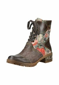 Stivale alla caviglia marrone con lacci, tessuto floreale, dettagli in pelle embossata, cuciture multicolori e tacco decorativo su sfondo bianco.
