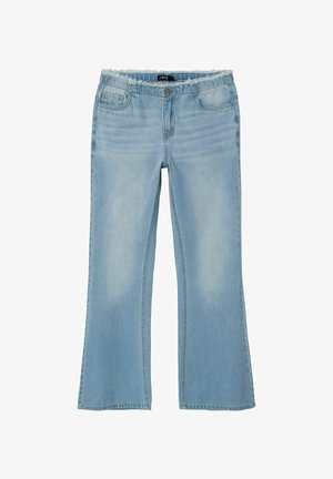 Pantalones vaqueros azul claro con forma acampanada, cintura deshilachada y diseño clásico de cuatro bolsillos. Hechos de mezclilla con una textura suave.