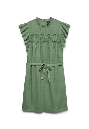 Robe verte avec des manches courtes à volants, smocks élastiques au niveau du corsage et une ceinture assortie pour l'ajustement. Tissu texturé avec un motif à pois.