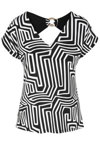 Blusa de patrón en blanco y negro con escote en V, mangas cortas y un corte circular en la parte de atrás sostenido por un acento de anillo de madera.
