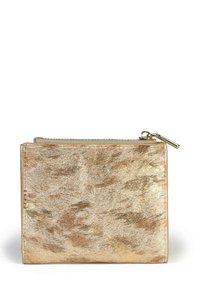 Cartera metálica dorada con un acabado texturizado, que presenta una parte superior con cremallera, forma cuadrada y diseño minimalista. Sin patrones o acentos visibles.