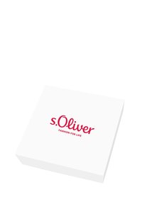 Caja de cartón blanco con acabado mate, que presenta un destacado logo rojo que dice "s.Oliver" y el lema "FASHION FOR LIFE."