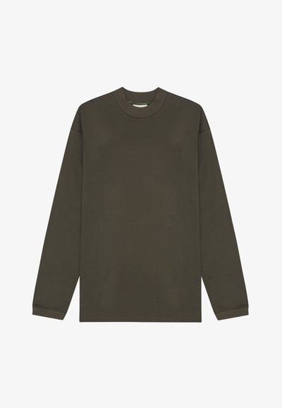 Langarm-T-Shirt aus dunkelolivgrünem Baumwollmaterial, mit Rundhalsausschnitt und geradem Saum. Weiche, glatte Textur mit minimalen Nahtdetails.