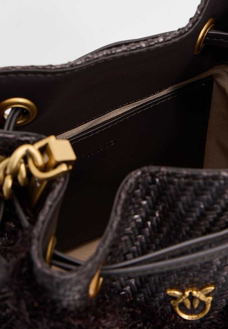 Czarna pleciona torebka na ramię ze złotym zapięciem i elementami ozdobnymi, posiadająca wewnętrzną kieszeń i gładkie wykończenie, podkreślająca swoje teksturowane wnętrze.