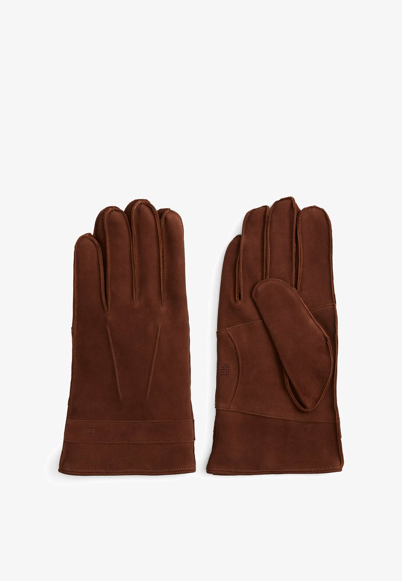 Braune Lederhandschuhe mit einer glatten Textur, die ein Design mit vier Fingern aufweisen, kontrastierende Nähte und ein dezentes, geprägtes Logodetail.