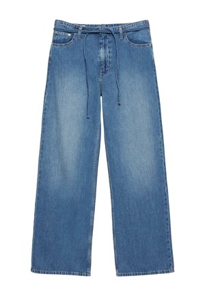 Jeans largi albastri din denim, cu buzunare frontale, bucle pentru curea și un șnur legat în talie, prezentate întinse pe un fundal alb.