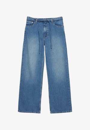 Szerokie dżinsy z niebieskiego denimu z przodu z kieszeniami, szlufkami na pasek i ściągaczem wiązanym w talii, przedstawione na płasko na białym tle.