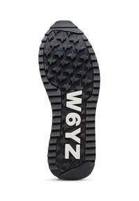 Suola di scarpa in gomma nera con un motivo a stella, dotata di scanalature profonde per una buona aderenza. Il testo "W6YZ" è evidenziato in bianco.
