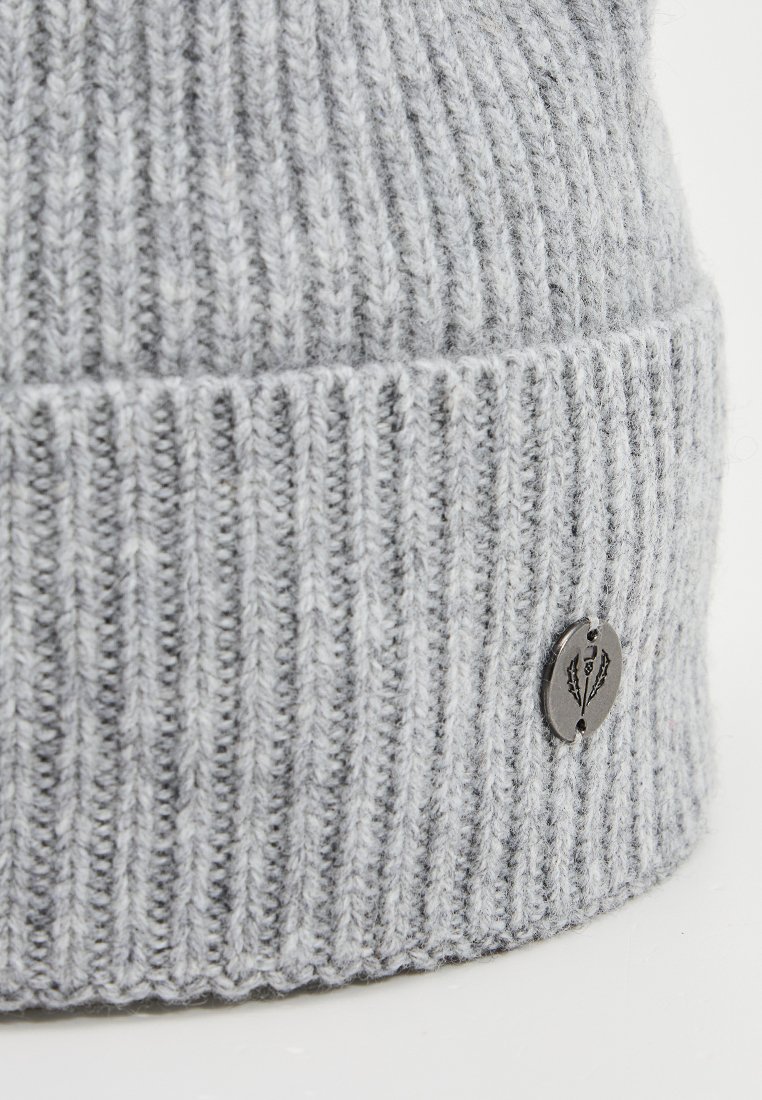 Szary, dziany beanie o prążkowanej fakturze. Detal z metalowym logo po boku. Miękki, ciepły materiał o dopasowanym, zaokrąglonym kształcie.