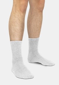 Graue Baumwollsocken mit Rippenstruktur, ausgestattet mit einer Bündchenkante oben und einer glatten Oberfläche im Fußbereich. Geeignet für den Freizeitgebrauch.