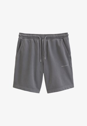 Shorts décontractés pour hommes en gris, avec taille élastique, cordons de serrage, poches latérales et petit logo blanc Marc O’Polo sur la jambe gauche.