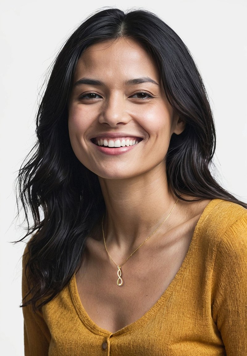 Collana con pendente infinito in oro su una delicata catena indossata da una donna. Ha i capelli scuri e mossi ed è vestita con un maglione color senape.