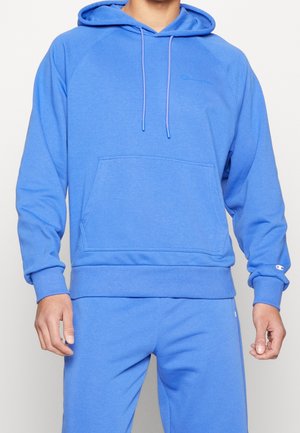 Blauwe hoodie met een voorzak, trekkoord aan de capuchon en geribbelde manchetten. Heeft een geborduurd logo op de borst en een bijpassend kleurenschema.