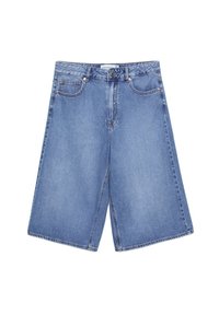 Pantalones cortos de mezclilla azul de longitud hasta la rodilla con botón y cremallera frontales, diseño de cinco bolsillos y pasadores para cinturón.