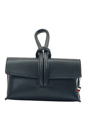 Pochette en cuir noir texturé avec rabat plié et poignée en boucle, avec une petite étiquette drapeau italien sur le côté.