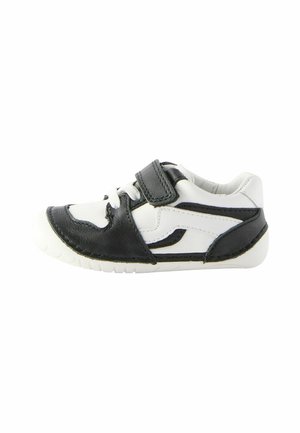 Czarny i biały syntetyczny sneakers dla malucha z rzepem, zaokrąglonym noskiem, skórzanymi akcentami o fakturze i gumową podeszwą o teksturze.