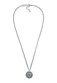 Silberner Anhänger mit geometrischem Design, das eine achteckige Form und filigrane Muster zeigt, aufgehängt an einer zarten Kette.