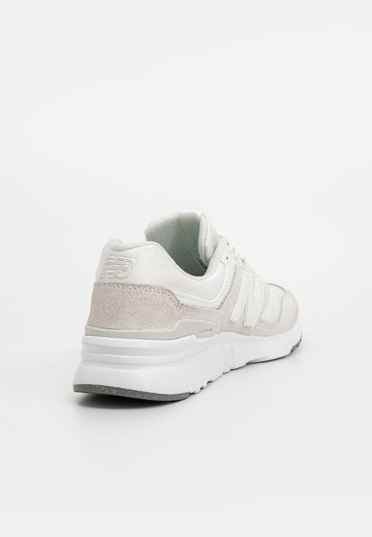 Scarpa sportiva bianca e beige realizzata con materiali in suede e mesh, dotata di un prominente logo "N", collare imbottito e suola testurizzata.