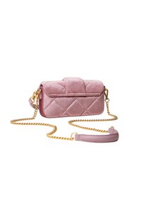 Borsa trapuntata rosa con tracolla a catena dorata e manico rosa coordinato. Presenta una texture liscia e una forma rettangolare con chiusura a pattina.