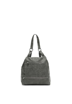 Mochila de imitación cuero gris con correas ajustables, dos bolsillos frontales con cremallera y un acabado texturizado. Presenta un diseño minimalista.