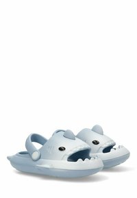 Chanclas de goma azules con forma de tiburones, que cuentan con una superficie texturizada, aleta dorsal saliente y una gran boca con ojos y dientes negros.