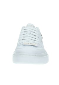 Bele superge iz gladkega usnja, s zaobljenim nosom, ravnim podplatom in izrazitimi vezalkami. Na jeziku je logo "SKECHERS".
