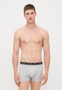 Boxeri gri cu un brâu negru, pe care este imprimat în alb "PIER ONE". Materialul pare neted și ajustat.