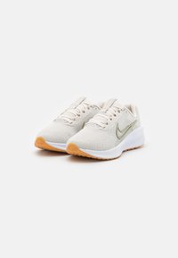 Nike Performance DOWNSHIFTER 13 - Silniční běžecké boty - phantom/neutral olive/light bone/light brown/sail