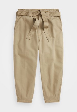 Beige broek met hoge taille en taps toelopende pijpen, een stoffen riem, riemlussen, zijzakken en gestikte plooien bij de zoom.