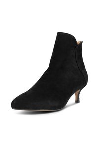 Stivaletti alla caviglia in suede nero con punta affusolata, tacco kitten basso e dettaglio laterale a taglio per una silhouette elegante.