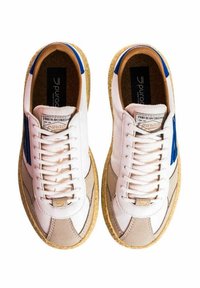 Sneakers bianchi con accenti blu e pannelli in suede crema, dotati di suole in gomma testurizzata e lacci piatti. Sottopiedi in sughero visibili all'interno.