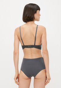 Sivá podprsenka a set brifiek s vysokým pásom vyrobené z hladkej látky. Nastaviteľné ramienka a zapínanie na háčik a očko na zadnej strane. Jednoduchý dizajn.