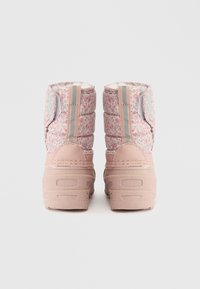 Ροζ χειμερινά μποτάκια με λουλουδάτο μοτίβο, με μαλακή επένδυση, ελαστική σόλα και μεσαίο ύψος. Διαθέτουν υφή και λαβή.