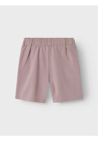 Pantaloni corti di cotone viola chiaro con vita elasticizzata e pieghe laterali; texture liscia e bordi orlati, adatti per un abbigliamento casual.