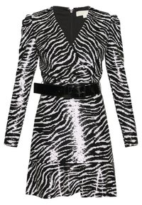 Robe à manches longues à sequins motif zèbre avec des rayures noires et blanches, col en V, taille froncée et large ceinture noire brillante.