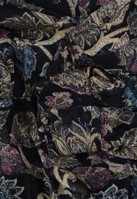 Schwarzer Stoff mit floralem Muster in Blau-, Rosé- und Beigetönen, verziert mit strukturierten Details und runden Knöpfen.