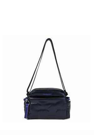 Sac bandoulière rectangulaire noir avec bretelles réglables, poche avant et petit porte-clés bleu attaché sur le côté.