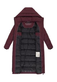 Cappotto imbottito bordeaux con finitura lucida, dotato di chiusura con zip, fodera nera e tasca interna con etichetta. Presenta maniche allungate e isolate.