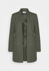 Abrigo largo verde oliva de mujer, abierto al frente, con cuello alzado y forro suave, exhibido sobre un fondo blanco.