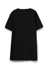 Czarny, oversizowy t-shirt z krótkim rękawem, okrągłym dekoltem i gładką fakturą. Tył jest gładki, bez wzorów czy zdobień.